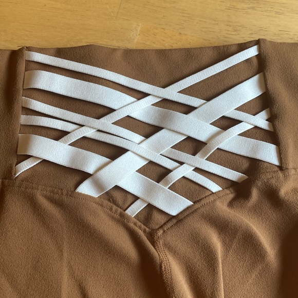 Women’s Fabletics Powerhold leggings, size medium. Color is “autumn/oats” - Picture 5 of 5